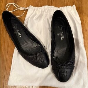 CHANEL Black Quilted Leather CC Bow Ballet Flats. European 38.